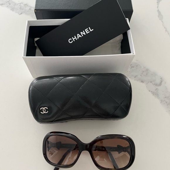 Chanel bow sunglasses comes with case and box - Picture 2 of 4